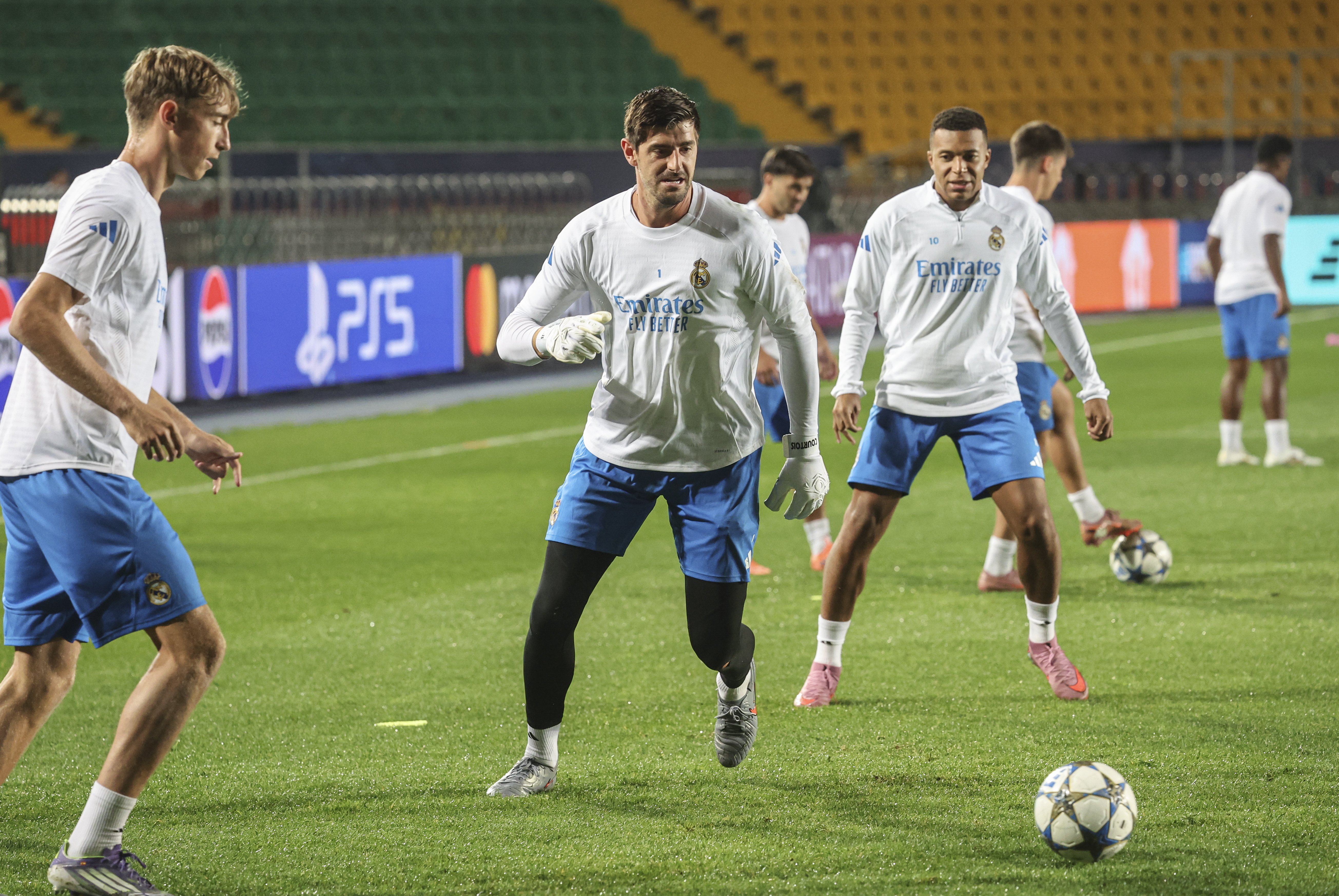 ayx-包含转会期体能课后，皇家社会临场应变备战葡超，引发热议，轮换策略成焦点的词条